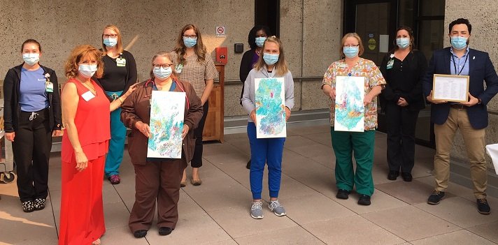 Robin Kasowitz presents art to staff